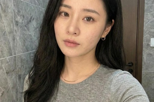 陪玩陪睡算啥？继人体盛宴、舔手指后艺人再曝阴暗面 秦岚被牵