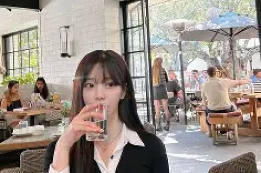 女星超大牌排场惹热议与男助理亲密举动引全网吵翻