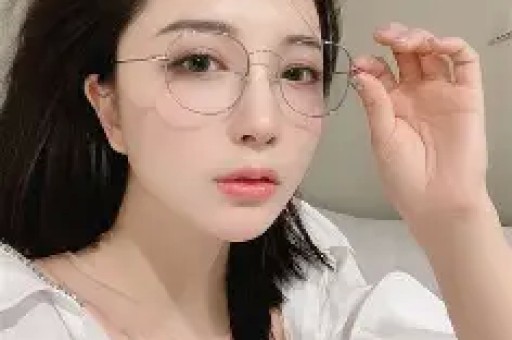 央视表态后给冯小刚走面的韩红底裤都被扒没了